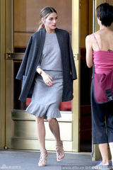 纽约名媛奥利维亚-帕勒莫灰裙踩细跟 流苏手包时尚(图)