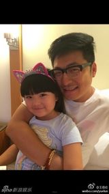 组图：王诗龄探班王岳伦度中秋 小妞戴发箍超萌