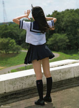 组图：NMB48成员泳池边湿身 玩制服诱惑露底裤