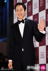 组图：郑宇黑西装儒雅 凭垃圾哥入围呼声高