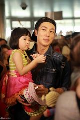 组图：探班《爸爸》吴尊遭女儿调戏 奥莉尿裤子