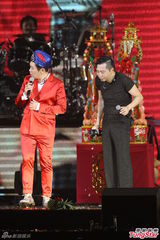 组图：多变哈林(庾澄庆)唱金曲 登小巨蛋万人同欢