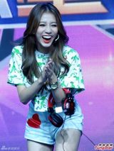 组图：弦子参加综艺节目露小蛮腰彰显清新可爱