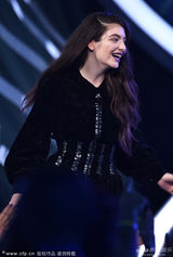 组图：麻辣鸡露半球地上翻滚 斯威夫特甩头热舞