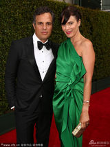 组图：马克-鲁法洛正装领结亮相艾美红毯