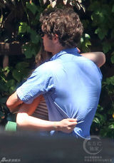 组图：“绯闻女孩”莉顿与老公街头深情相拥