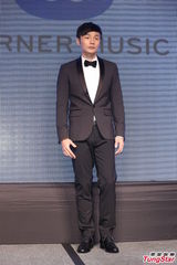 组图：大陆歌手李荣浩签约华纳 接班周杰伦