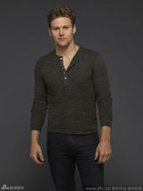 组图：《吸血鬼》曝写真 妮娜深V礼服露腰线