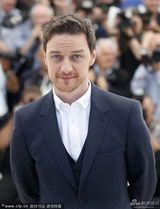 组图：《孤独情事》记者会 杰西卡依偎麦卡沃伊