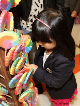 组图：Angela逛糖果店憨萌 分享糖果融化李湘