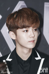 组图：EXO带妆出席专场巡演记者会 帅气逼人