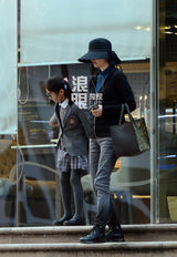 独家：冯小刚女儿穿校服活泼可爱 与徐帆亲昵