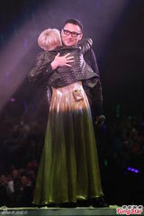 组图：陈慧娴张学友亲吻无顾忌 演唱会变老友会