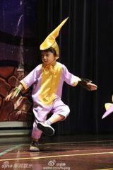 组图：已阵亡！胡静儿子扮粉色小恐龙萌翻网友