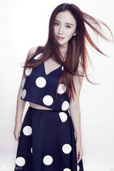 组图：张萌时尚大片小露蛮腰 冷艳性感展魅力