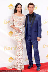 组图：马修-麦康纳携设计师妻子亮相红毯