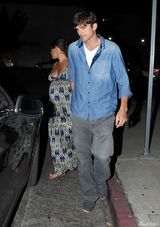 组图：阿什顿-库切贴心伺候未婚妻 米拉挺大肚上围激增