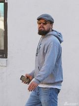 组图：小李子顶糟乱胡子漫步 走路姿势欢快洒脱