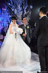 组图：吴京谢楠婚礼甜蜜亲吻 新娘有孕秀鸽子蛋