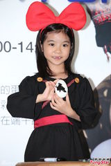 组图：乔乔cospaly化身小魔女 萌样超卡哇伊