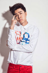 组图：袁成杰红白配写真 搞怪轻熟男个性魅力