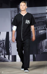 组图：裘德-洛17岁儿子当模特 帅气走秀似父亲