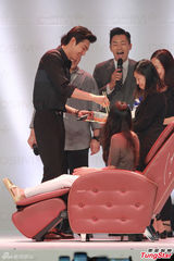 组图：李敏镐与粉丝互喂食 喜欢小鸟依人型女生