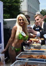 组图：生菜小姐性感助阵公益为民众夹香肠