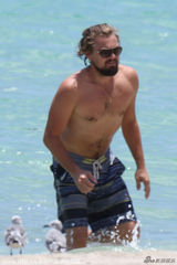 组图：莱昂纳多扎小辫肥壮似熊 海滩张望显寂寞