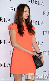 组图：李多喜出席活动 夏日风长裙显清凉