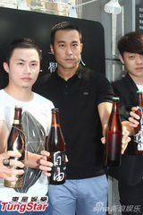 组图：张孝全为电影健身 拉筋冷笑喊：很辛苦