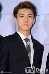 组图：韩团EXO出席记者会 帅气正装魅力足