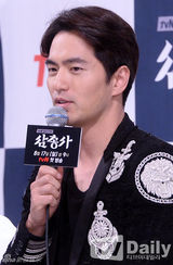 组图：郑容和出席发布会 帅气西装似王子