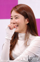 组图：刘仁娜出席发布会 高腰短裙秀美腿