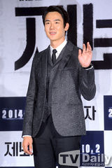 组图：刘延锡朴海日牵手亮相发布基情四射