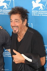 组图：《破碎之角》赴威尼斯 帕西诺邋遢老型男