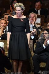 组图：科恩嫂威尼斯获表彰 名导老公陪亮相