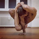 组图：橡胶舞者极度肢体扭曲 被调侃不需要女友