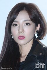 组图：崔智友被拍丑照 鼻孔朝天妆容惨白