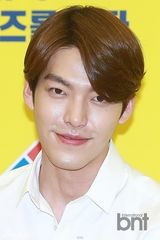 组图：韩星金宇彬喂萌娃吃披萨露暖男笑容