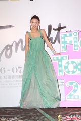 组图：薛凯琪绿裙现身记者会 否认骚粘曾志伟