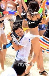 组图：GD水上乐园疯玩 水枪喷比基尼美女