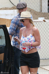 组图：布兰妮穿吊带露臀部纹身 男友贴心帮开门