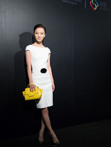 组图：王珞丹《后会无期》路演造型简约时尚