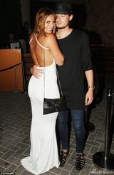 组图：英国女星Ferne McCann与偷腥男友秀恩爱 阳台裸身激吻