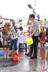 组图：小燕姐挑战冰桶 否认与F姓药头熟识