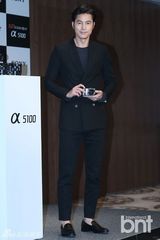 组图：郑雨盛出席代言活动 黑西装帅气十足