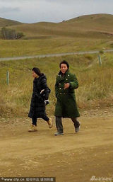 组图：成龙裹军大衣开工 因房祖名被拘显憔悴