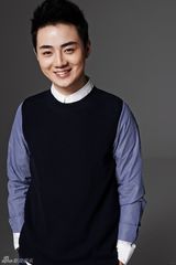 组图：余少群杂志写真 多情才子变帅气暖男