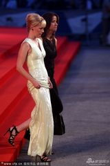 组图：《广告狂人》一月姐深V长裙大秀乳沟